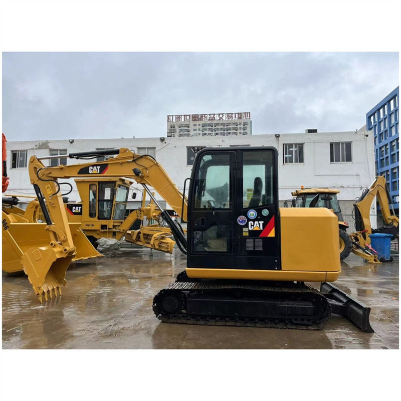 Piccolo escavatore CAT 305.5E2 Escavatore idraulico usato Peso 5 tonnellate con lama