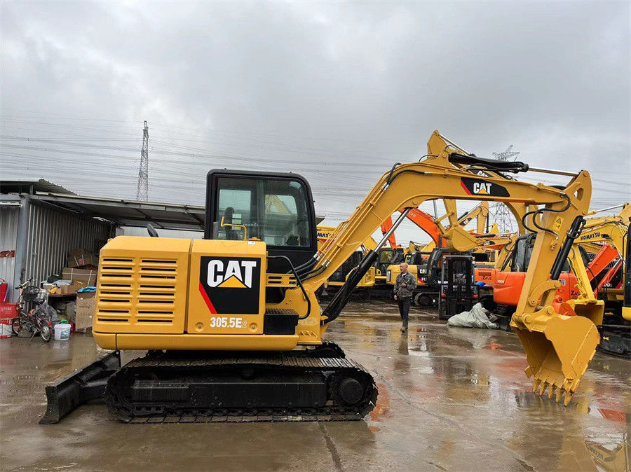 Piccolo escavatore CAT 305.5E2 Escavatore idraulico usato Peso 5 tonnellate con lama