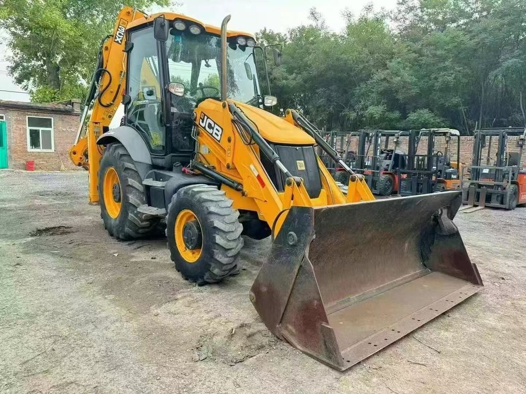 Escavatore JCB 3CX usato con secchio diviso
