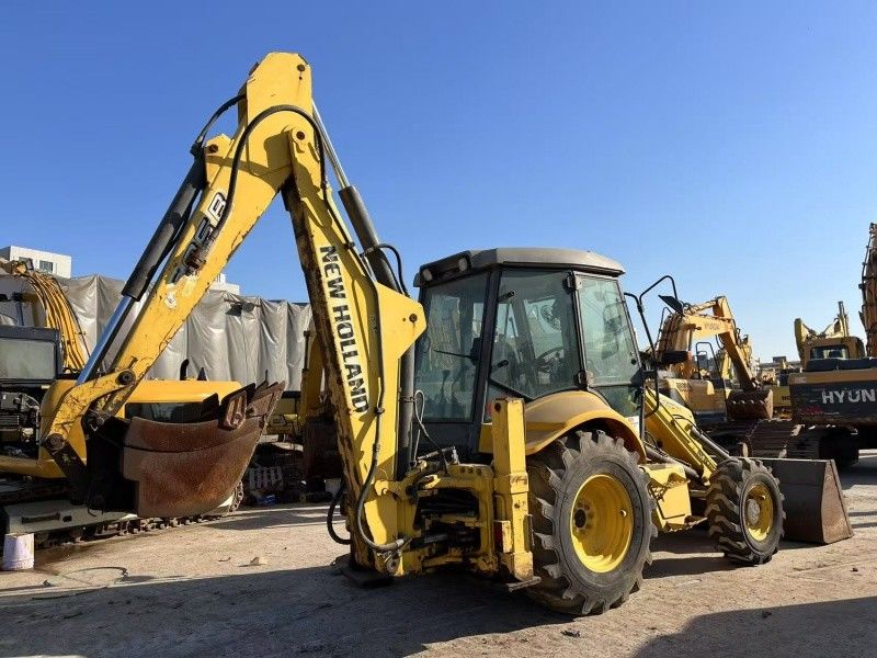 Colore originale New Holland LB85 retroescalatore a quattro ruote in buone condizioni