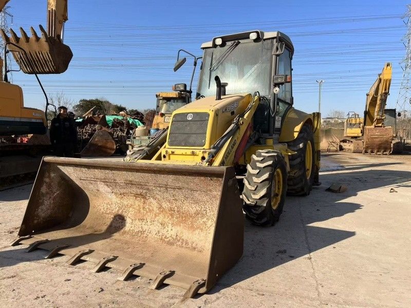 Colore originale New Holland LB85 retroescalatore a quattro ruote in buone condizioni