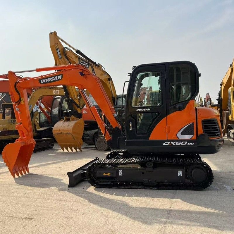 Piccolo escavatore da 6 tonnellate Doosan DX60 Origine coreana Con lama e martello di rottura