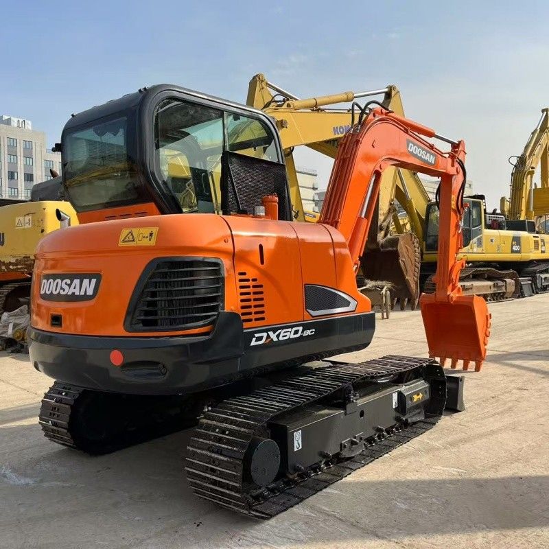 Piccolo escavatore da 6 tonnellate Doosan DX60 Origine coreana Con lama e martello di rottura
