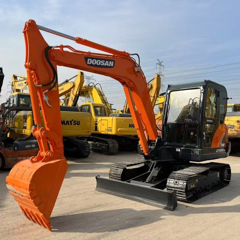Piccolo escavatore da 6 tonnellate Doosan DX60 Origine coreana Con lama e martello di rottura
