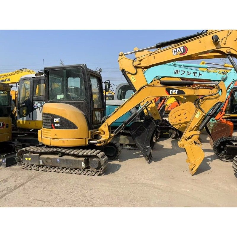 Escavatori di piccole dimensioni CAT 303E usati per piccoli cantieri e spazi ristretti