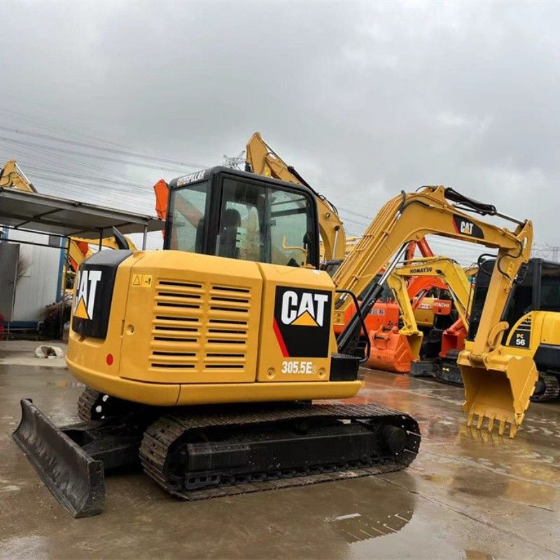 Piccolo escavatore da 5 tonnellate CAT 305.5E2 con motore diesel C2.4 di dimensioni compatte