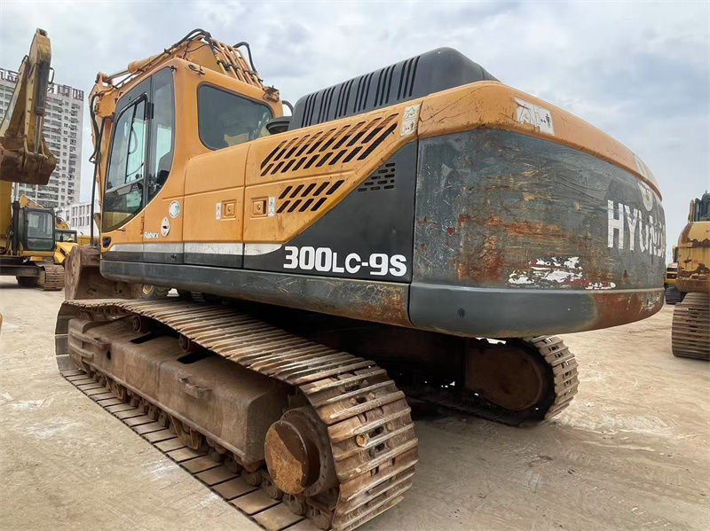 Escavatore Hyundai R300LC-9S usato in vendita ben mantenuto pronto al lavoro