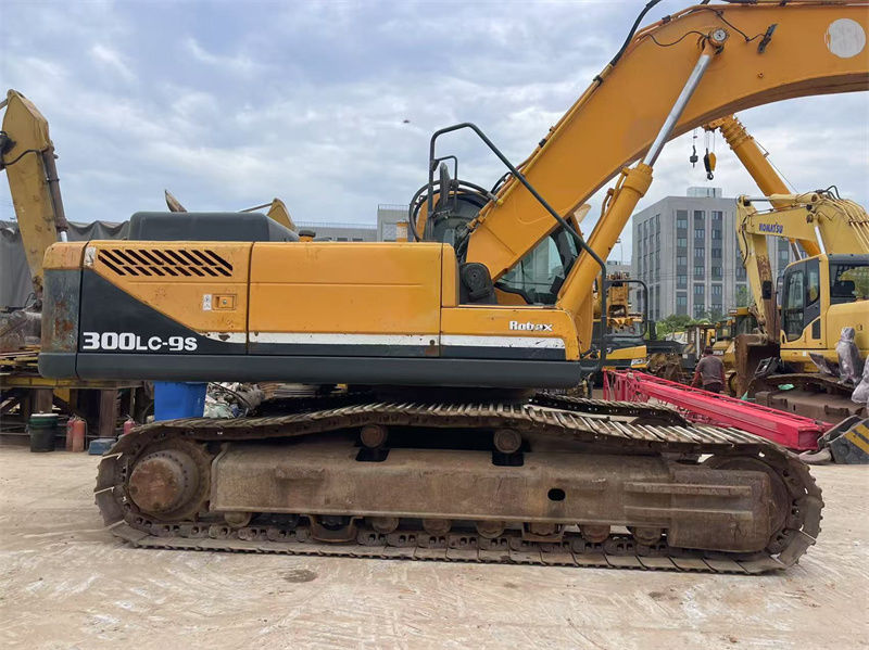 Escavatore Hyundai R300LC-9S usato in vendita ben mantenuto pronto al lavoro