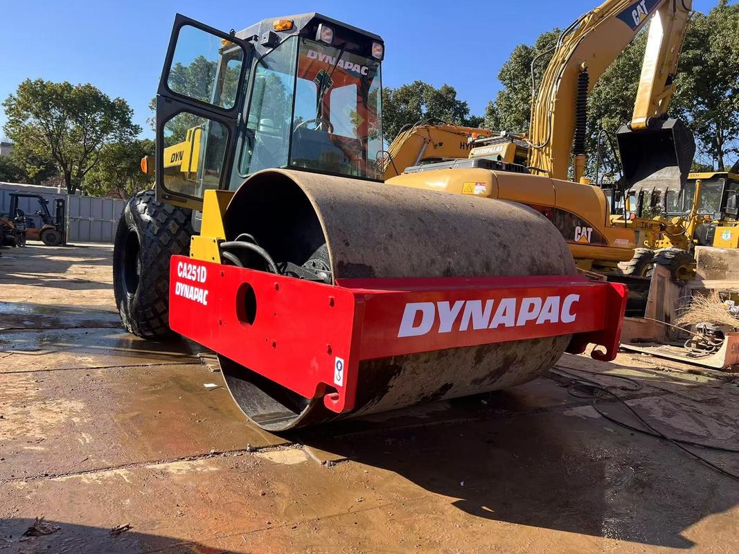 Rullo compattatore stradale Dynapac CA30D usato Dynapac CA30D Rullo vibrante a tamburo singolo