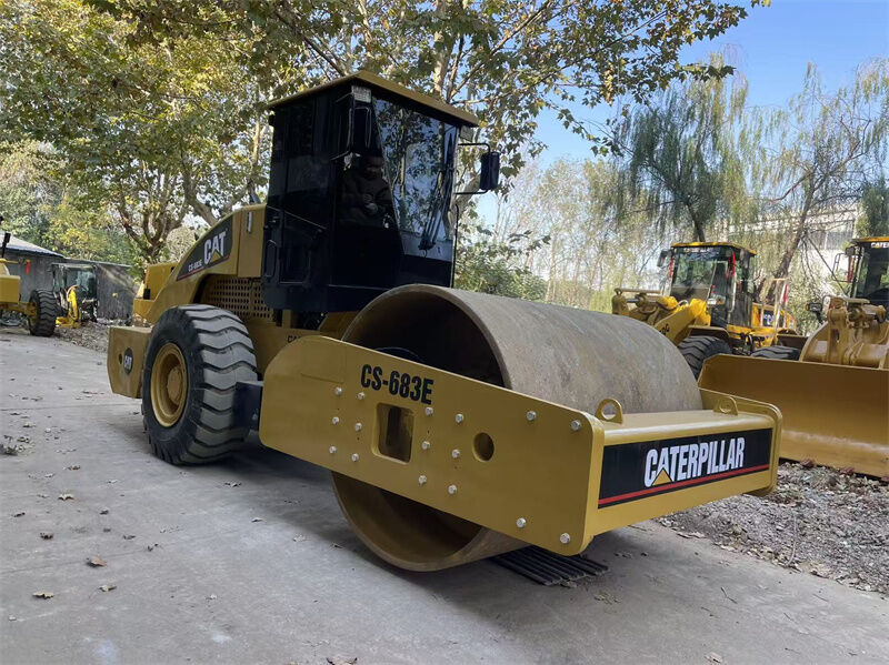 Used Caterpillar CS683E Compactor Used CAT CS683E Single-Drum Vibratory compactor