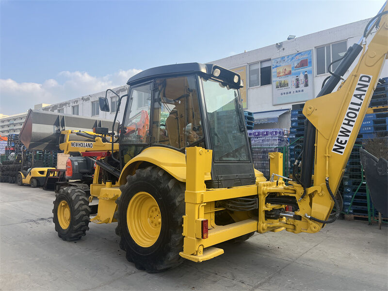 New Holland LB95B-4PT usato per il caricamento di retroescalatori con secchio multiuso 4 in 1, comandi pilota e cabina ROPS/FOPS