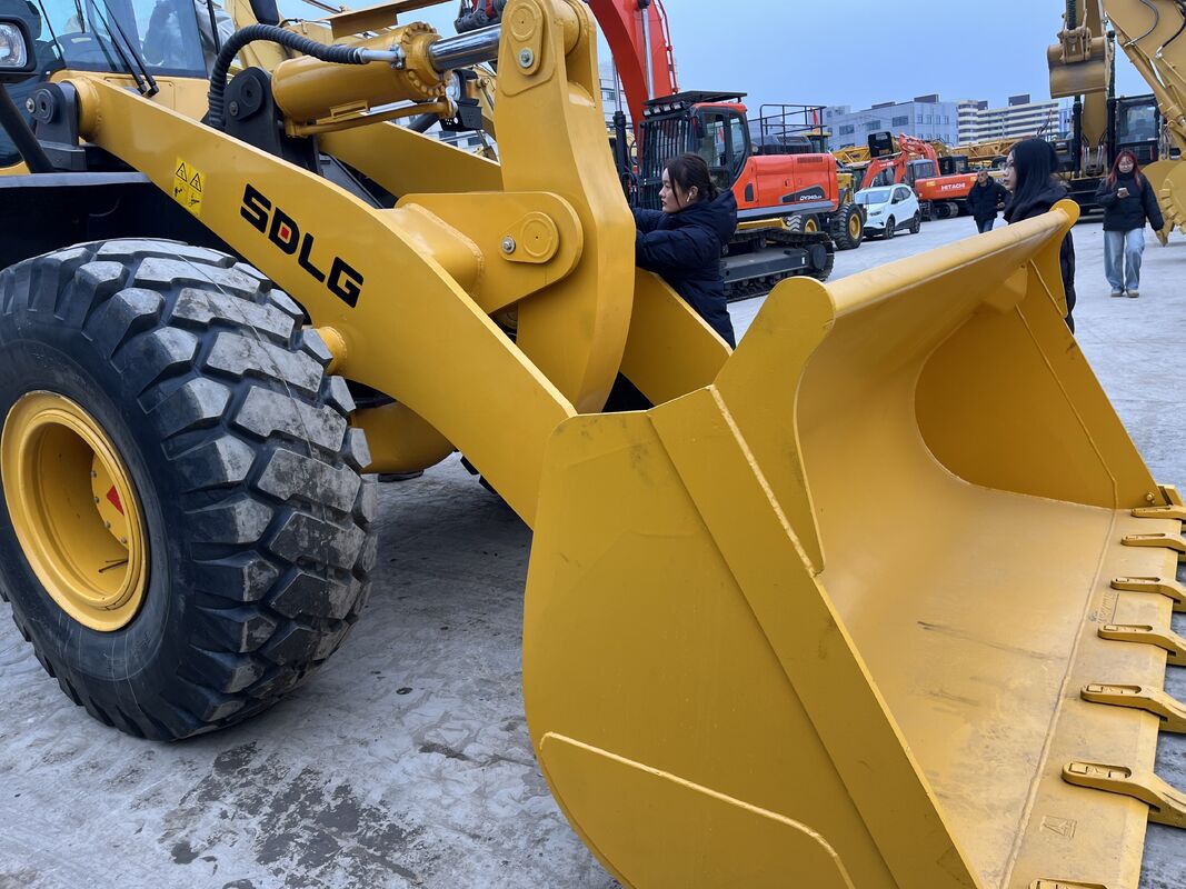 Potente caricatore a ruote usato SDLG L958F dotato di cilindrata del motore di 9,7 litri e ottimo comfort per l'operatore a lungo termine