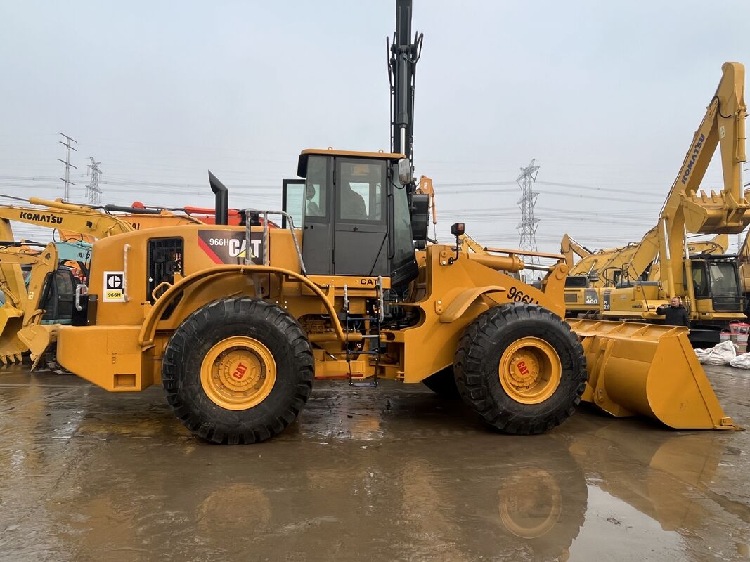 Caricatore gommato CAT 966H usato con elevata forza di strappo e robusto gruppo motopropulsore che offre prestazioni in ambienti industriali difficili