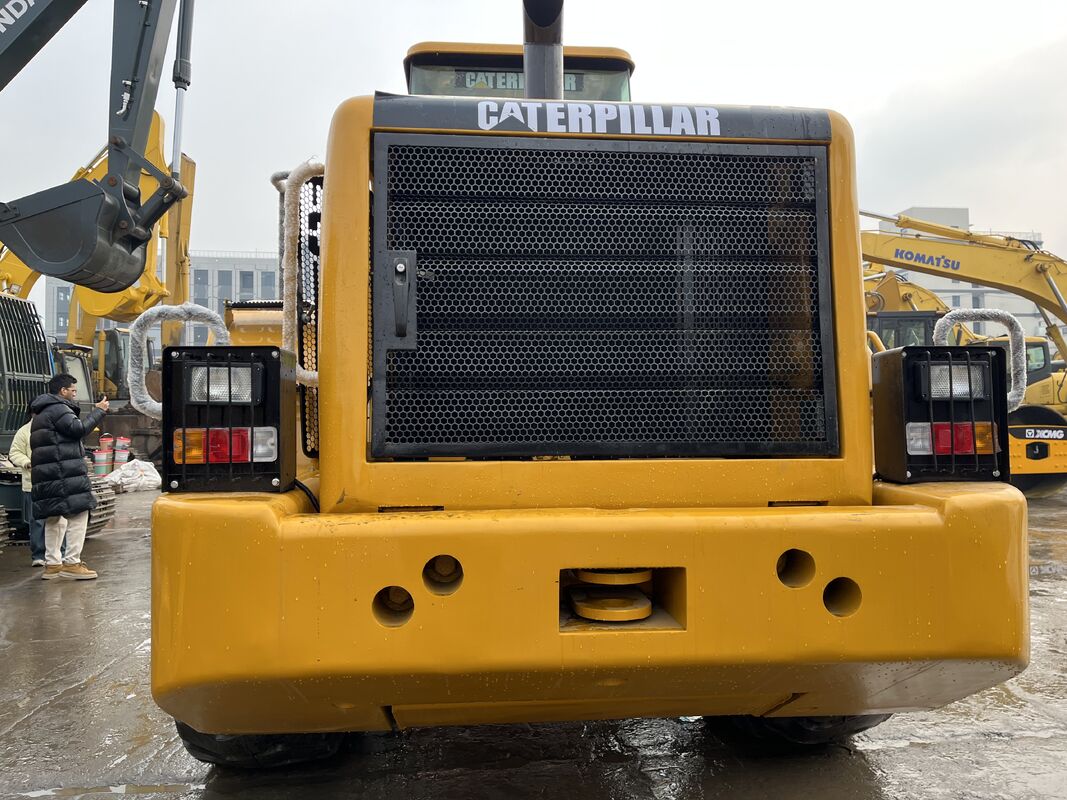 Caricatore gommato CAT 966H usato con elevata forza di strappo e robusto gruppo motopropulsore che offre prestazioni in ambienti industriali difficili