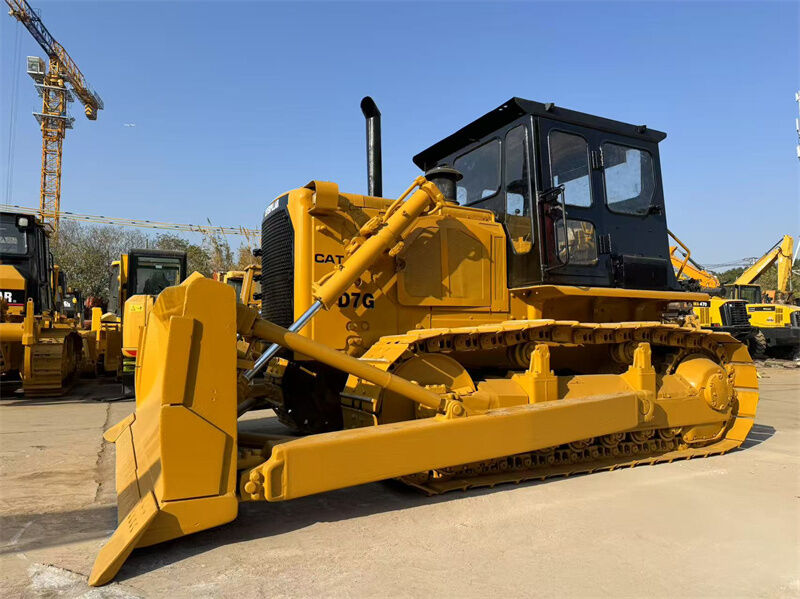 Bulldozer originale usato CAT D7G con motore 3306, peso operativo di 20230 kg e lama a inclinazione dritta