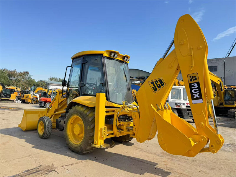 Miniescavatore JCB 3CX usato con benna da 1,1 m³, potenza di 81 kW e un anno di garanzia